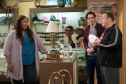 V.l.: Yvette (Loni Love), Chale Witt (Ryan Cartwright), Kevin Gable (Kevin James)
+++