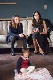 V.l.: Liz (Megan Boone), Agnes Keen (Sarah Kell), Susan Hargrave (Famke Janssen)