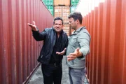 Marian (Sam Eisenstein, l.) und Ben (Jörg Rohde) läuft langsam die Zeit davon, Ingo rechtzeitig zu finden.