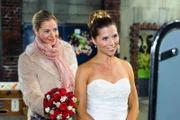 Marie (Cheyenne Pahde, l.) freut sich mit Diana (Tanja Szewczenko), die voller Vorfreude ihrer Hochzeit entgegen sieht.