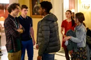 Philipp Fankhauser (Sidney Holtfreter, M.) legt sich mit Joni (Jascha Baum, l.) an, als dieser sich über Luna Fankhauser (Bianca Nawrath, r.) lustig macht.