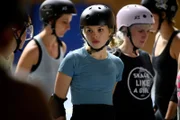 Tammy (Lea Zoe Voß) findet es garnicht gut, dass Luna nun auch am Training der Roller Girls teilnehmen möchte.