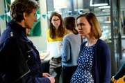 Der Polizist (Darsteller nicht bekannt) hat schlimme Nachrichten für Tante Nina (Nadja Becker).
