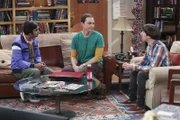 Sheldon (Jim Parsons, M.) möchte endlich eine neue Freundin. Damit dies bald geschieht, bittet er Raj (Kunal Nayyar, l.) und Howard (Simon Helberg, r.) um Hilfe ...
