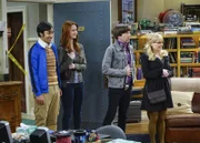 Wollen an Thanksgiving in einer Suppenküche aushelfen: Howard (Simon Helberg, 2.v.r.), Bernadette (Melissa Rauch, r.), Raj (Kunal Nayyar, l.) und Emily (Laura Spencer, 2.v.l.) ...