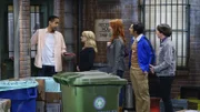 Howard (Simon Helberg, r.), Bernadette (Melissa Rauch, 2.v.l.), Raj (Kunal Nayyar, 2.v.r.) und Emily (Laura Spencer, M.) wollen in der Suppenküche helfen, was Howard gar nicht passt. Doch Geschäftsführer Travis (Wayne Wilderson, l.) kann sie gut gebrauchen ...