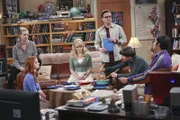 Beschließen ohne Sheldon nach Las Vegas zu fahren, um mal etwas Dampf abzulassen, weil er sich in letzter Zeit sehr garstig zu ihnen verhalten hat: Penny (Kaley Cuoco, l.), Emily (Laura Spencer, 2.v.l.), Bernadette (Melissa Rauch, 3.v.l.), Leonard (Johnny Galecki, 3.v.r.), Howard (Simon Helberg, 2.v.r.) und Raj (Kunal Nayyar, r.) ...