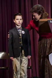 Sheldon Cooper (Iain Armitage, l.); Ms. Macelroy (Valerie Mahaffey, r.)