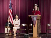 (v.l.n.r.) Sheldon Cooper (Iain Armitage); Nell Cavanaugh (Isabella Coben); Ms. Macelroy (Valerie Mahaffey)