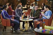 Howard (Simon Helberg, 2.v.l.), Leonard (Johnny Galecki, 2.v.r.), Raj (Kunal Nayyar, l.) und Sheldon (Jim Parson, r.) stoßen auf Bernadettes Schwangerschaft an ...