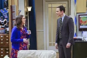 Weil Sheldon (Jim Parsons, l.) Amys (Mayim Bialik, l.) Geburtstag unvergesslich gemacht hat, will sie dies erwidern und mit seinen Freunden eine Party für ihn schmeißen. Sheldon ist zunächst jedoch wenig begeistert von dieser Idee ...