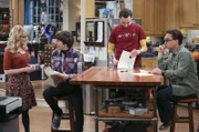 Bernadette (Melissa Rauch, l.) befürchtet, dass eine Partnerschaft zwischen Howard (Simon Helberg, 2.v.l.), Sheldon (Jim Parsons, 2.v.r.) und Leonard (Johnny Galecki, r.) nur in einer Katastrophe enden kann. Denn die drei möchten ihre neueste Erfindung patentieren lassen ...