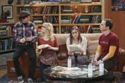 Howard (Simon Helberg, l.), Bernadette (Melissa Rauch, 2.v.l.), Amy (Mayim Bialik, 2.v.r.) und Sheldon (Jim Parsons, r.) diskutieren über den Vertrag, den Howard, Sheldon und Leonard unterschreiben sollen, um mit ihrer neuen Erfindung Erfolge erzielen zu können ...