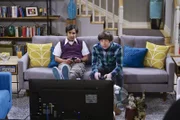 Howard (Simon Helberg, r.) kann es nicht mehr ertragen, dass Raj (Kunal Nayyar, l.) sich ständig darüber aufregt, wie schwierig es ist, zwei Frauen gleichzeitig zu daten. Unterdessen bricht zwischen Leonard und Sheldon ein heftiger Streit aus ...