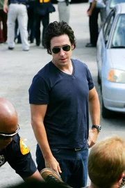 Bei einem Bankraub kommt es zu einer Schießerei, an der das FBI beteiligt ist. Zwei FBI-Agenten und zwei Bankräuber kommen dabei ums Leben. Don (Rob Morrow) und sein Team untersuchen den Fall ...