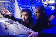 Während seinen Ermittlungen bekommt Charlie (David Krumholtz, l.) Besuch von Jordan Farmer (Jordan Farmer, r.) ...