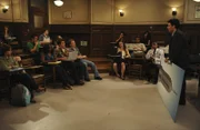 Als Ted (Josh Radnor, r.) zum ersten Mal vor etwa 300 Studenten spricht, lässt er bis zum Ende der Vorlesung keine Wortmeldungen zu. Ein Fehler, denn er ist im falschen Hörsaal ...
