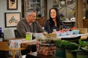Adam Burns (Matt LeBlanc, l.); Andi Burns (Liza Snyder, r.)