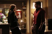 Beckett (Stana Katic, l.) und Castle (Nathan Fillion, r.) ermitteln in einem Mordfall, der mit einem gestohlenen Objekt in Zusammenhang steht.