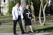 Auf einer Party befragen Marissa (Geneva Carr, r.) und Bull (Michael Weatherly, l.) inkognito zwei wichtige Zeugen und gelangen an neue Details zum Fall.