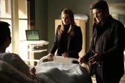 Rick (Nathan Fillion, r.) und Kate (Stana Katic, M.) herausfinden, dass insbesondere das organisierte Verbrechen ein nicht unwesentliches Interesse an Inspekteur Alan Masters (Jonathan Silverman, l.) Ableben zu haben scheint, weil er erneut ein Angebot ausschlagen hat, geraten auch sie selbst in Visier der Gangster ...