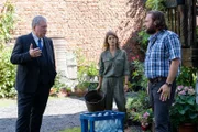 Bernd Reuther (Rainer Hunold, l.) befragt Gastwirtin Carmen Brandes (Annekathrin Bach, M.) und deren Mann Klaus (Johannes Kühn, r.).