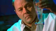 Prof. Dr. Daldrop entdeckt die Giftspuren in einer Cola-Flasche. Ein junger Arzt wollte somit seine Verlobte töten!