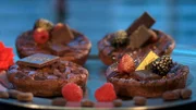 Die kleinen Tartelettes au chocolat stecken voller verführerischer Zutaten und stillen jeden Schoko-Hunger, denn schokoladiger und goldiger geht es nicht!