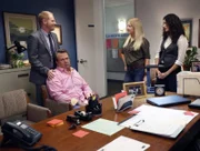 "Modern Family", "Harte Schule." Claire und Phil können es kaum glauben, doch Tochter Haley tritt zu ihrem ersten Tag am College an! Phils Freude ist jedoch rasch dahin, als er sieht, dass Claire Kondome für die Tochter eingepackt hat. Davon aus der Fassung gebracht, tappt Phil gleich ins nächste kapitale Fettnäpfchen. Lily besucht unterdessen zum ersten Mal die Vorschule und die Väter sind mächtig stolz. Als Cameron sieht, wie Lily von einem Buben an den Haaren gezogen wird, übertreibt er es mit der Zurechtweisung.Im Bild (v.li.): Jesse Tyler Ferguson (Mitchell Pritchett), Eric Stonestreet (Cameron Tucker), Wendi McLendon-Covey (Pam), Michaela Watkins (Susan).