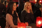 Dürfen bei Troys Geburtstag natürlich nicht fehlen: Britta (Gillian Jacobs, r.) und Annie (Alison Brie, l.) - allerdings erschwindelt sich die 19-jährige Annie den Zutritt in die Bar mit einem geliehenen Ausweis ...