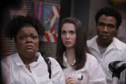 Dean Pelton entscheidet, dass das Greendale Community College, unbedingt einen eigenen Flugsimulator benötigt, um konkurrenzfähig zu bleiben, und deshalb rekrutiert er die Lerngruppe dazu, den Flugsimulator des Colleges auf Vordermann zu bringen: Shirley (Yvette Nicole Brown, l.), Annie (Alison Brie, M.) und Troy (Donald Glover, r.) ...