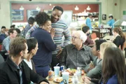 Shirley (Yvette Nicole Brown, l.) verkündet glücklich, dass sie schwanger ist. Leider kommt ausser ihrem Ex-Mann Andre (Malcolm-Jamal Warner , M.) auch Chang als potenzieller Vater in Frage ...