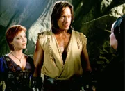 Hercules (Kevin Sorbo, Mi.), Morrigan (Tamara Gorski, li.) und das Orakel (Alison Quigan)  +++