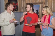 Tobias (Patrick Müller, Mi.) fühlt sich in Gesellschaft der Beckmanns (Eric Langner, Anne Apitzsch) zunehmend wohl.