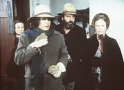 Charles (Michael Landon, 2.v.l.), Mr. Edwards (Victor French) und Grace (Bonnie Bartlett, r.) erfahren, dass die Kinder früher nach Hause geschickt wurden und jetzt draußen im Schneesturm herumirren.
