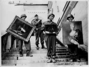 Amerikanische Soldaten in Deutschland bergen und dokumentieren gestohlene Gemälde nach dem Zusammenbruch des NS-Regimes 1945.