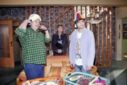 Bernd (Volker Herold, l.) und Bruno (Tim Sander, r.) planen zu Helgas (Ulrike Mai, M.) Freude eine Überraschungsparty für Lisa.