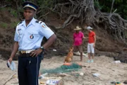 Angespült von den Gezeiten findet ein wichtiger Hinweis den Weg zurück zu Sergeant Hooper (Tobi Bakare). Doch bevor er ihn sich genauer anschauen kann, wird er dringend woanders gebraucht.