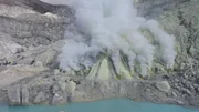 Im Krater des Vulkans Ijen in Indonesien befindet sich eines der größten Schwefelvorkommen vulkanischen Ursprungs. Im Krater des Vulkans Ijen in Indonesien befindet sich eines der größten Schwefelvorkommen vulkanischen Ursprungs.
