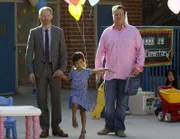 "Modern Family", "Harte Schule." Claire und Phil können es kaum glauben, doch Tochter Haley tritt zu ihrem ersten Tag am College an! Phils Freude ist jedoch rasch dahin, als er sieht, dass Claire Kondome für die Tochter eingepackt hat. Davon aus der Fassung gebracht, tappt Phil gleich ins nächste kapitale Fettnäpfchen. Lily besucht unterdessen zum ersten Mal die Vorschule und die Väter sind mächtig stolz. Als Cameron sieht, wie Lily von einem Buben an den Haaren gezogen wird, übertreibt er es mit der Zurechtweisung.Im Bild (v.li.): Jesse Tyler Ferguson (Mitchell Pritchett), Aubrey Anderson-Emmons (Lily Tucker-Pritchett), Eric Stonestreet (Cameron Tucker).
