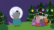 Oma Wulf (l.) kommt zu Mitternacht vorbei und bringt einen Geburtstagskuchen vorbei.