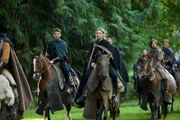 Folge 7: Die lange Nacht (The Long Night) Arthur (Jamie Campbell Bower,m.) und seine Männer besuchen ein Bankett, das Morgan als Zeichen der Versöhnung gibt.