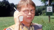 Lothar (Rene Heinersdorff) späht nach Autos, die wegen der Krötenwanderung umgeleitet werden müssen und gibt den anderen über Babyfon-Funk Bescheid.