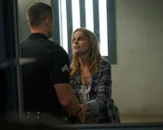 Tim Bradford (Eric Winter) versucht seine drogensüchtige Ehefrau Isabel Bradford (Mircea Monroe) zu einem Entzug zu überreden.