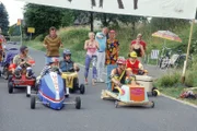 Start frei - Das Seifenkistenrennen kann beginnen! In der ersten Reihe: Uschi (Antje Lewald, li.) und Lothar (René Heinersdorff), dahinter Fiete (Nicholas Bodeux), Manni (Arved Birnbaum) und Hotte (Thomas Gimbel). Benno (Willi Thomczyk, li.hi.) und Stefanie (Dana Golombek, 2.v.li.hi) drücken die Daumen...