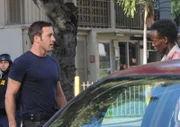 Bei den Ermittlungen in seinem aktuellen Fall stößt Steve (Alex O'Loughlin, l.) auf Roko Makoni (Barkhad Adbi, r.). Hat er in dem Mordfall eine Rolle gespielt?