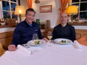 Deutsch-französische Freundschaft: Alexander und Christian probieren ihre Gerichte.