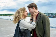 Anton (Julian Bloedorn) und Ilvy (Laura Cuenca Serrano) wollen heiraten. Die bekannte schwedische Sängerin hat jedoch ganz genaue Vorstellungen, wie dieses Event die schönste Hochzeit der Welt werden soll.