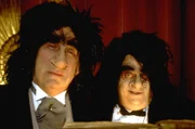 General Bulstrode (Frank Finlay,l.) und Jantee, der Buttergeist (Stephen Moore).