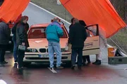 Hans Plüschkes Taxi am Tatort.